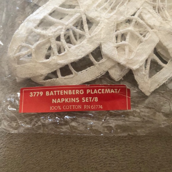 4 Placemats/4 Napkins - Picture 6 of 6